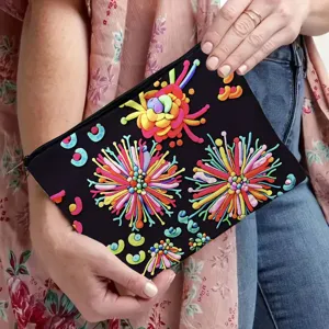 Pochette per cosmetici con fiori astratti colorati, elegante borsa nera per uso quotidiano.