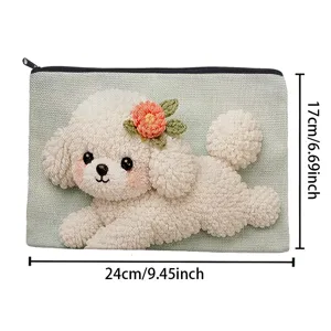 Dettaglio dell'astuccio soffice con grazioso cagnolino ricamato, dimensioni 24x17cm, chiusura lampo.