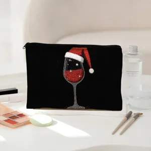 Nahaufnahme der schwarzen Kosmetiktasche mit festlichem Weinglas-Druck für die Reise.