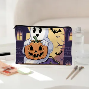 Detailaufnahme der Halloween Kosmetiktasche mit süßem Geister Kürbis Print und Reißverschluss.