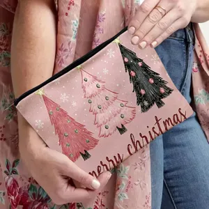Detailansicht der rosa Kosmetiktasche aus Leinen mit handgezeichneten Tannenbäumen.