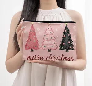 Nahaufnahme der Kosmetiktasche mit Weihnachtsmotiv zeigt feines Material und Reißverschluss.
