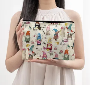 Détail de pochette de maquillage sur le thème de la couture gnome, trousse de toilette zippée.