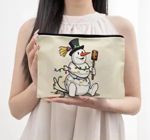 Detailansicht der Canvas Kosmetiktasche mit festlichem Schneemann Motiv und Reißverschluss.