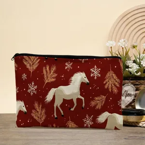 Nahaufnahme einer roten Kosmetiktasche mit Winterpferdemotiv auf Holztisch mit Blumenkorb.