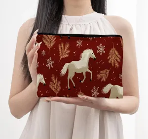 Rote Weihnachtskosmetiktasche mit weißem Pferd und goldenem Tannenzweig-Druck für Reisen.