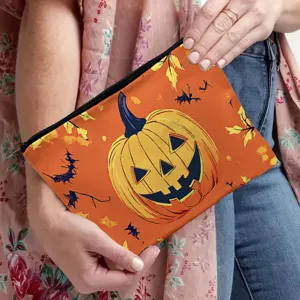 Detailansicht der Halloween Kürbis Make-up Tasche mit niedlichem Fledermausdruck und Reißverschluss.