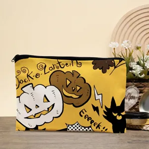 Nahaufnahme Detail der Halloween Kosmetiktasche mit niedlichem Kürbis und schwarzer Katze.