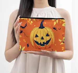 Halloween Kosmetiktasche Detailansicht mit Kürbis Druck und tragbarem Aufbewahrungsdesign.
