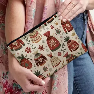 Vue détaillée de la petite trousse de maquillage portable avec motif de pull et fermeture.