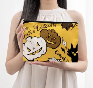 Nahaufnahme Detail der Halloween Kosmetiktasche mit Kürbis und schwarzer Katze, Reißverschluss.
