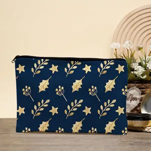 Nahaufnahme der dunkelblauen Kosmetiktasche mit eleganten Goldglitter-Stern- und Blattmustern.