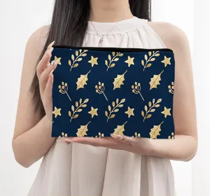 Detaillierte Ansicht der blauen Kosmetiktasche mit festlichem goldenen Weihnachtsmotiv.