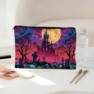 Gedetailleerd uitzicht op de make-up tas met kasteelprint, Halloween thema en stevige ritssluiting.