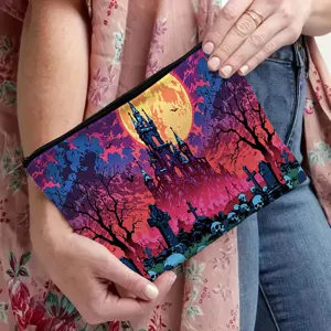 Gedetailleerd overzicht van make up tasje met gothisch kasteel print en zwarte rits.