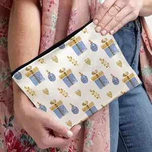 Nahaufnahme der Weihnachtskosmetiktasche aus Leinen mit blauem Geschenkbox-Druck, Detailansicht.