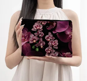 Vista dettagliata della borsa porta cosmetici di lusso con una stampa floreale di orchidea elegante.