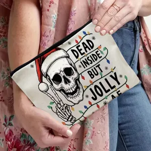 Detailansicht der Kosmetiktasche mit Weihnachtstotenkopf-Design und witzigem Text.