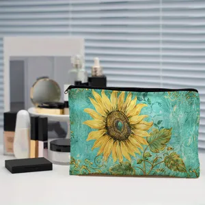 Vue détaillée de la trousse de toilette en toile sarcelle avec motif de tournesol sur coiffeuse.