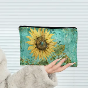 Détail de la trousse de toilette en toile avec imprimé tournesol et fermeture éclair.