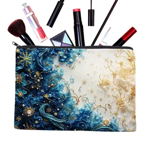 Gros plan détaillé d'une trousse de maquillage en toile bleue et or avec fermeture éclair.