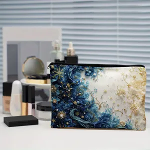 Vue détaillée de la trousse de toilette en toile bleue et blanche avec motifs dorés et fermeture.