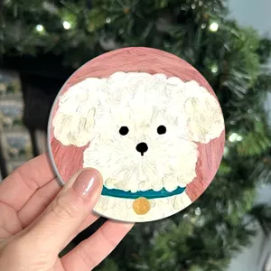 Sottobicchiere in silicone con simpatico cagnolino bianco, antiscivolo e isolante per tavolino.