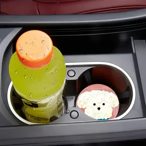 Vista dettagliata del simpatico sottobicchiere per auto in silicone con cane, antiscivolo.