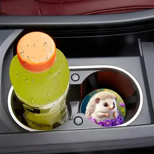 Vista dettagliata di un sottobicchiere per auto in silicone con riccio, antiscivolo.