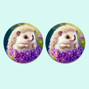 Vista dettagliata di sottobicchiere in silicone a riccio cartoon con fiori viola antiscivolo.