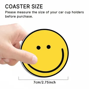 Sottobicchiere per auto in silicone rotondo con disegno di smiley giallo, dettaglio diametro 7cm.