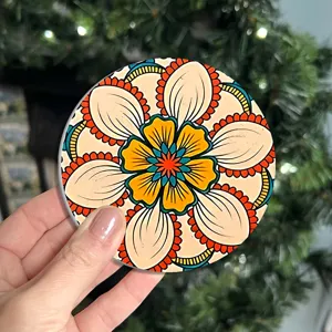 Gros plan sur le sous-verre en silicone rétro à fleurs avec motif et dos antidérapant.