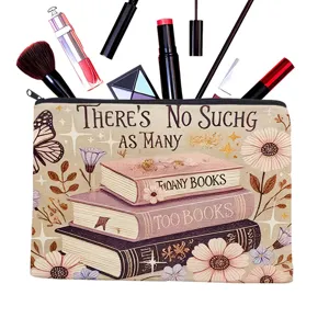 Vue détaillée de la trousse de maquillage en toile avec imprimé de livres et fleurs vintage.