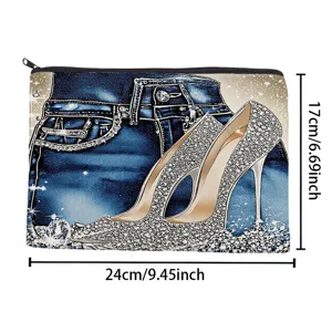 Vue détaillée de la trousse de maquillage en toile avec imprimé jean et talons hauts.