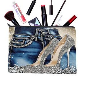Trousse de maquillage en toile avec imprime denim elegant et talons hauts pailletés.