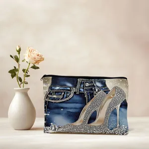 Trousse de maquillage en toile avec imprimé jean et paillettes, parfaite pour le voyage.