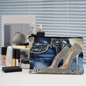 Vue détaillée de la trousse de maquillage en toile imprimée mode avec design jean et talons hauts