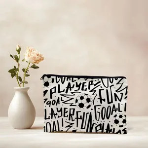 Détail en gros plan d'une pochette de maquillage en toile à graffiti noir et blanc tendance.
