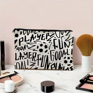 Vue détaillée de la trousse de maquillage en toile noire et blanche avec imprimé football et graffiti.