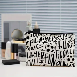 Trousse de maquillage en toile noire et blanche avec imprimé football et lettres graffiti.