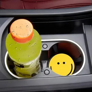 Dettaglio di un Sottobicchiere per auto in silicone smiley giallo, antiscivolo e termico.