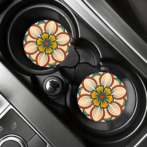 Vue detaillee de sous-verres de voiture en silicone a motif floral retro dans la console.