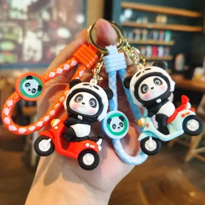 Gros plan sur le porte-clés moto panda mignon avec sangle tressée, accessoire jouet en silicone.