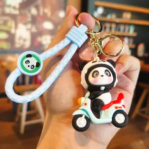 Porte-clés mignon de scooter panda de bande dessinée avec sangle tressée bleue et charm.