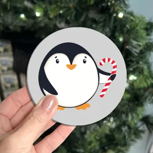 Dettaglio tappetino rotondo pinguino cartone animato, morbida trama di peluche con bastoncino.