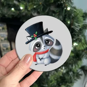 Dettaglio in primo piano di un Sottobicchiere rotondo con simpatico procione a cartone.