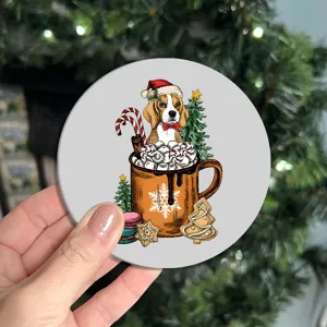 Gedetailleerd close-up van de kerst hond onderzetter met schattig motief en hittebestendig design.