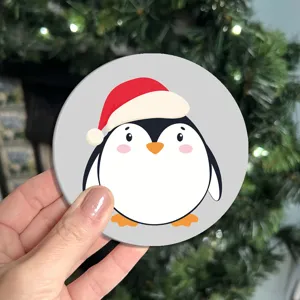 Tappeto rotondo con pinguino cartoon dettaglio sfondo albero di natale per decorazione casa
