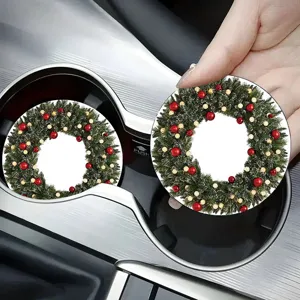 Sottobicchiere rotondo di Natale con design festivo di ghirlanda di pino per tavolo e auto.