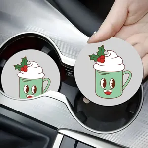 Vista detallada del posavasos de coche navideño lindo colocado en el interior del vehículo.